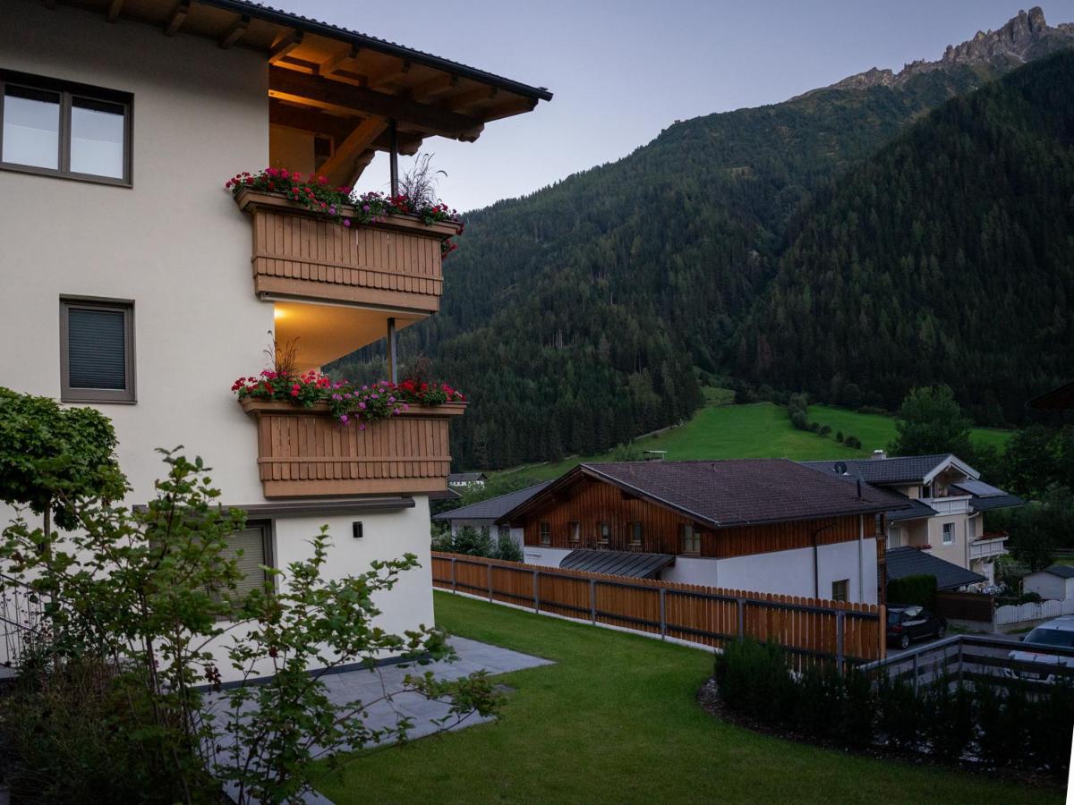 Berg' & Bluamen Appartements Stubai Neustift im Stubaital Exterior photo